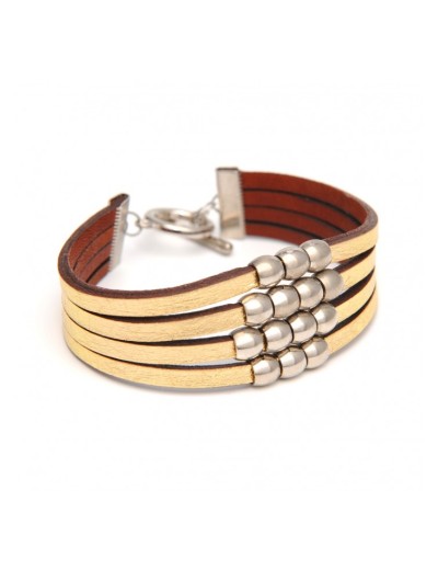 Bracelet en cuir et pièces en acier.