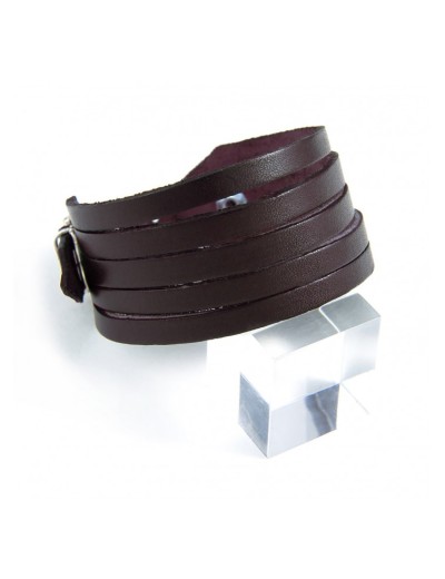 Bracelet en cuir coupé en bandes et fermoir ajustable.