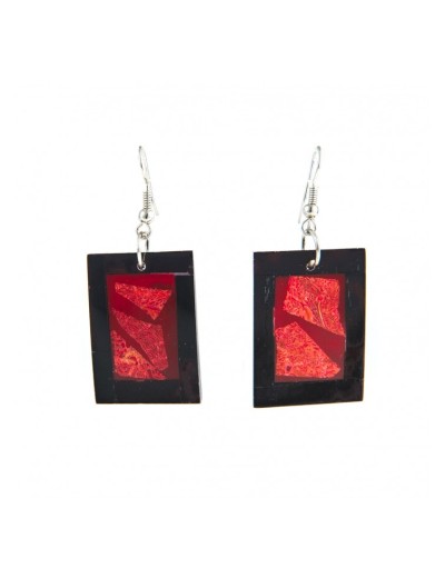 Pendientes de concha negra  y coral rojo de forma rectangular.